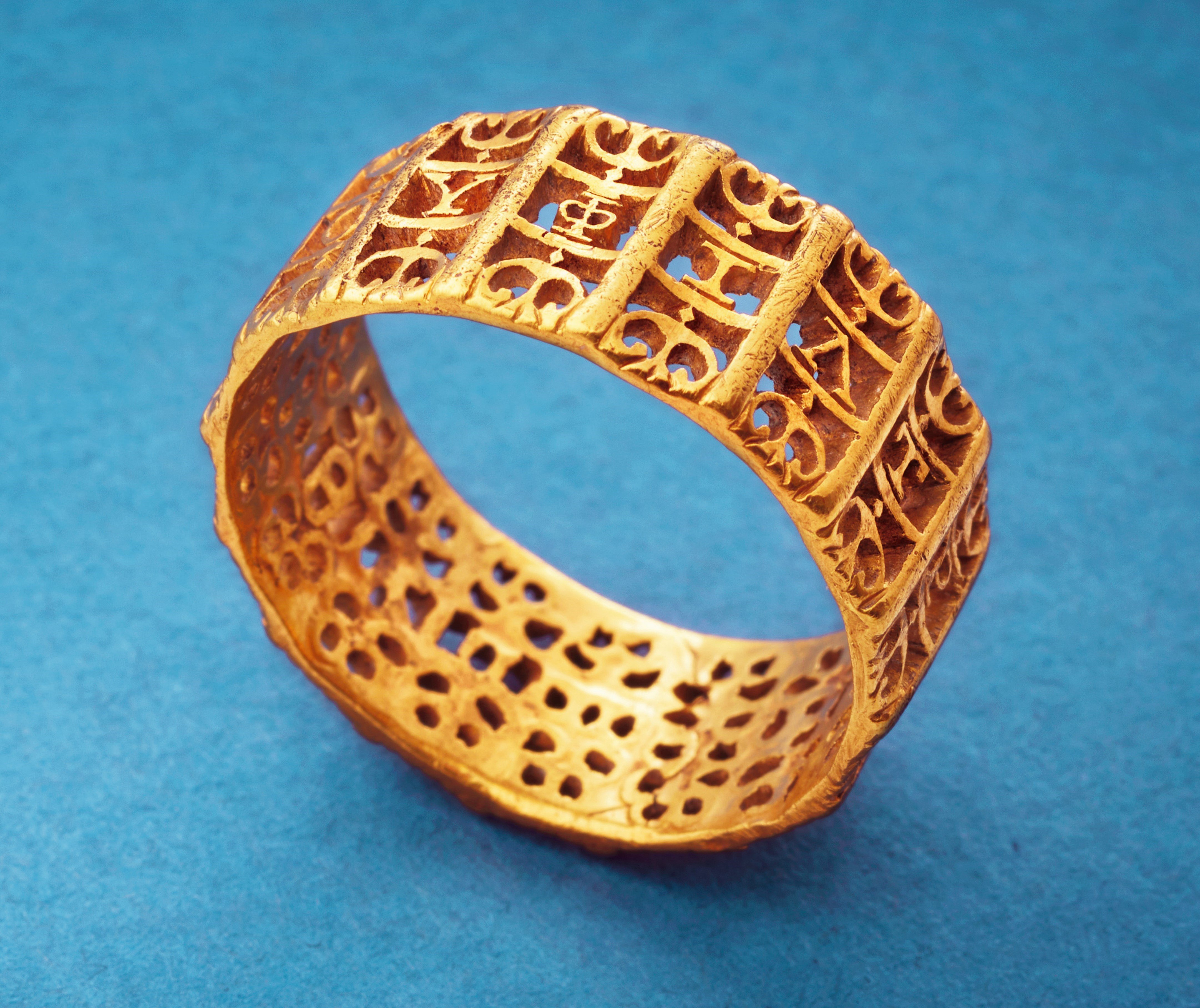 Image: Roman gold finger ring from Hadrian’s Wall
