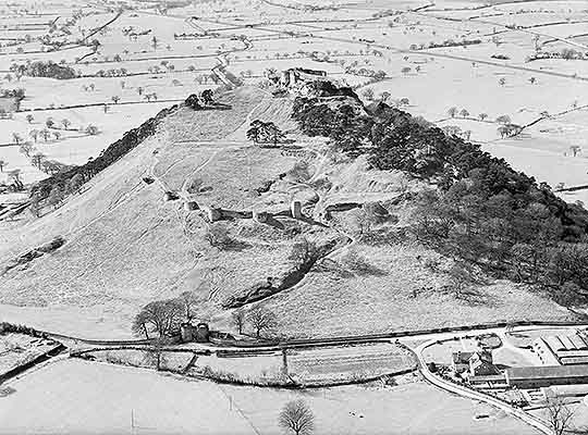 Aerial photograph of Beeston in the 1950s, showing the outer ward and curtain wall before the site was covered with trees and bushes