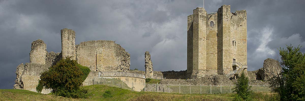 Conisbrough’s remarkably well-preserved keep (right) is one of the finest examples of a late 12th-century ‘great tower’