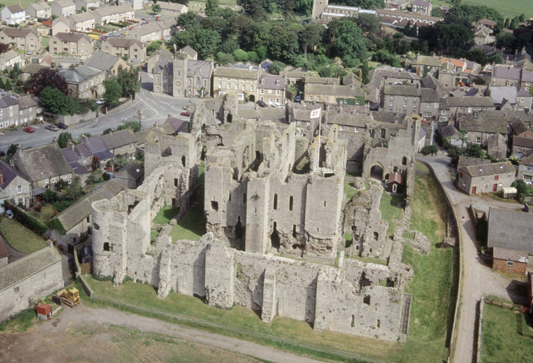 Middleham-Castle-Aerial.jpg