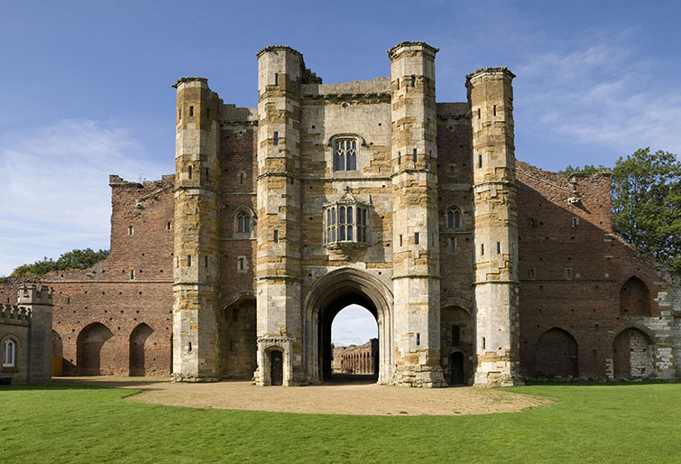 View-of-the-Gatehouse-©-English-Heritage-Photo-Library-755x514.jpg