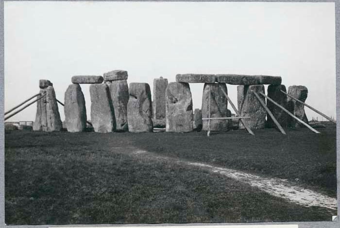 al0913_017_02-General-view-looking-south-west-showing-stones-of-the-outer-circle-propped-with-timbers-1919.jpg