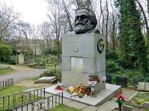 512px-Grave_of_Karl_Marx_Highgate_Cemetery_in_London_2016_(07).jpg