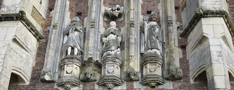 Stone-detail-at-the-front-of-the-Gatehouse-above-the-entrance-©-Thomas-Taylor-780x300.jpg