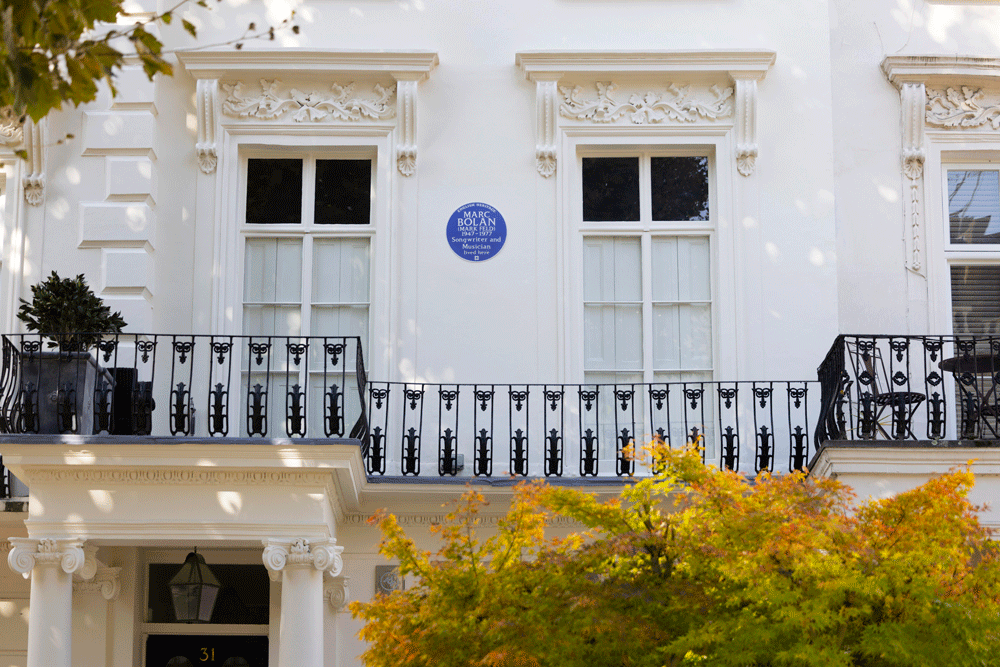 A view of the blue plaque to Marc Bolan on a white building