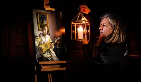 Conservators view Vermeer’s ‘Guitar Player’ by candlelight