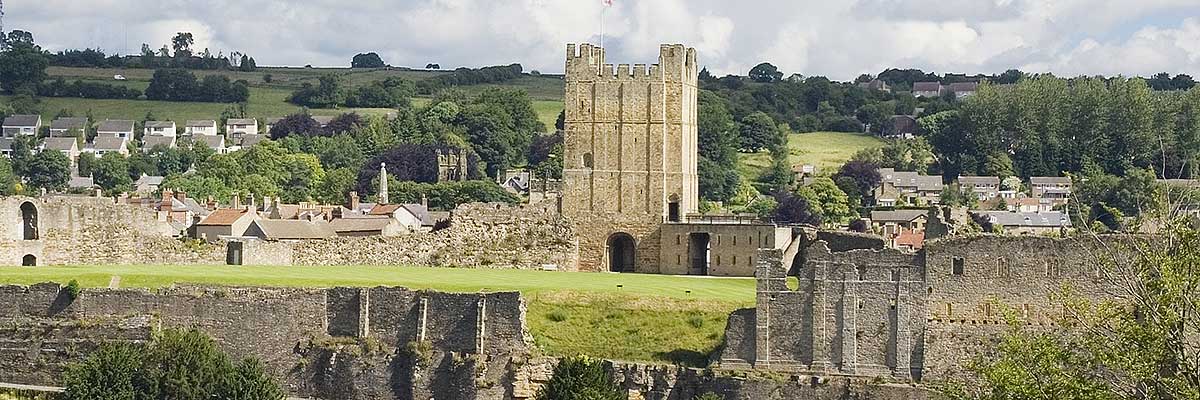 Richmond Castle today. To the right of the great tower or keep (centre) is the cell block where the Richmond Sixteen and other conscientious objectors were held in 1916