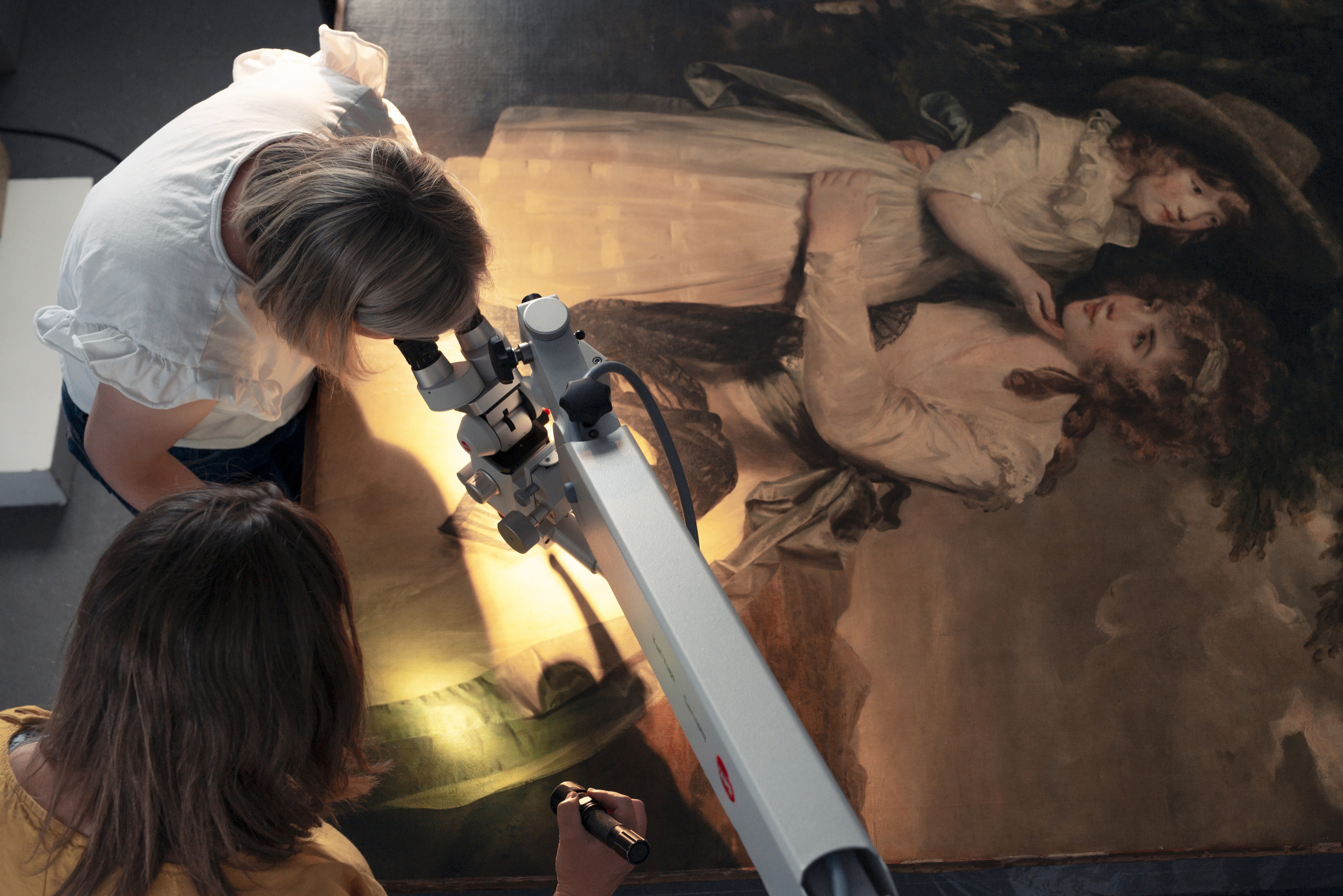 Image: Using microscopy to examine the surface of paintings