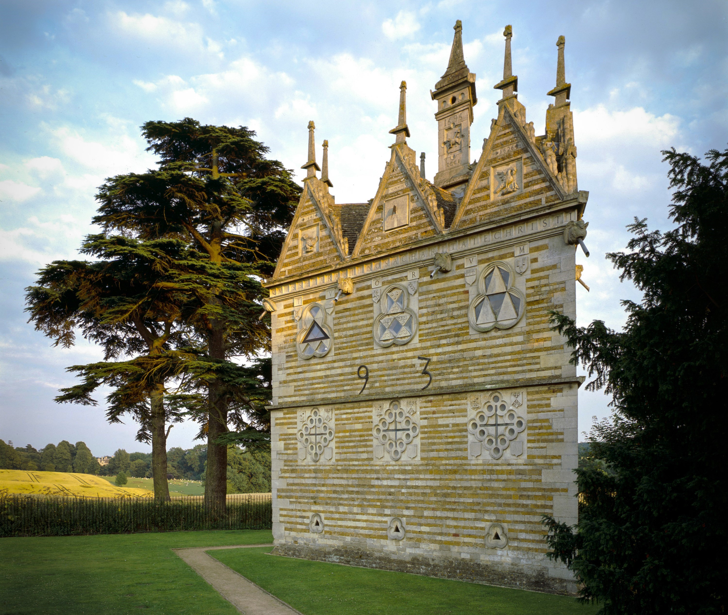 Photo of Rushton Triangular Lodge surrounded by parkland