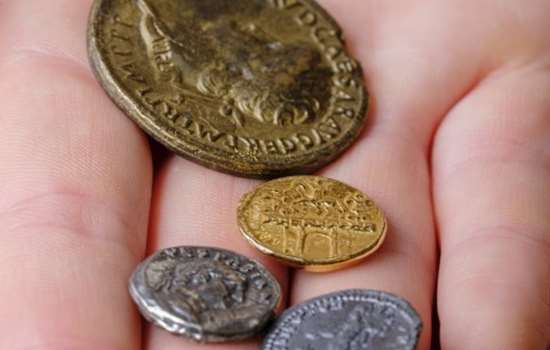 Image: Photo of Roman coins in the palm of someone's hand