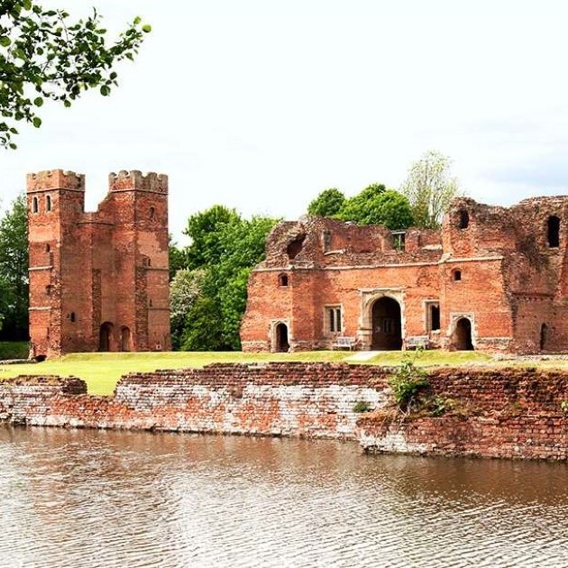 Photo of the redbrick remains of Kirby Muxloe Castle on a sunny day