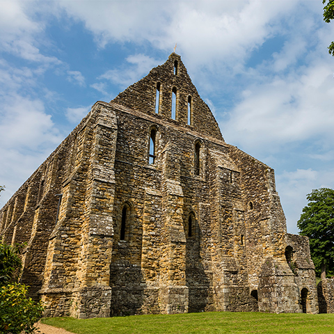 Photo of the remains of Battle Abbey on a sunny day
