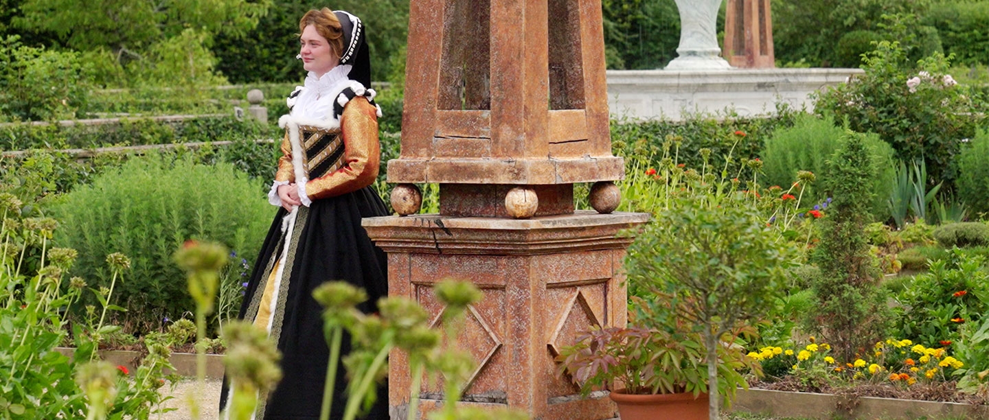 Image: lady in Elizabethan outfit at Kenilworth Castle and Elizabethan Garden
