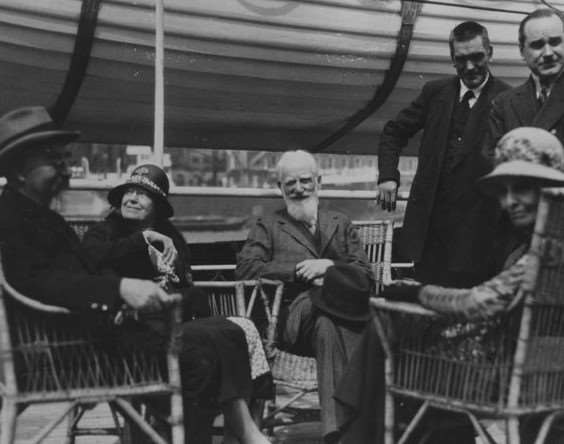 Sitzend von links nach rechts: Sidney Webb, Charlotte Shaw, George Bernard Shaw und Beatrice Webb, 1932