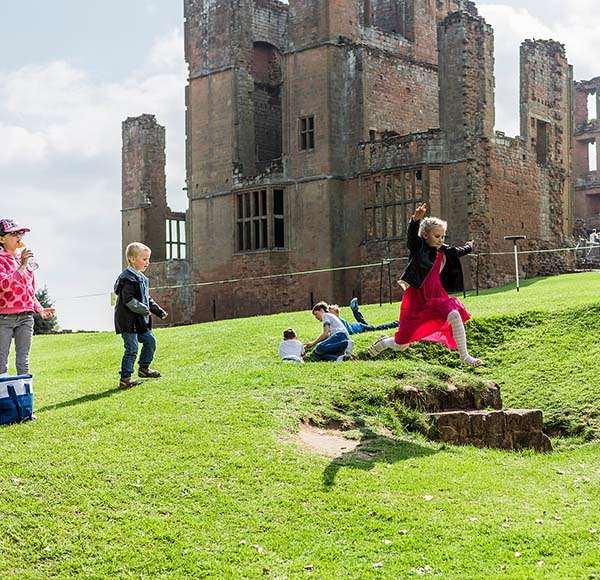 KENILWORTH CASTLE AND ELIZABETHAN GARDEN, WARWICKSHIRE