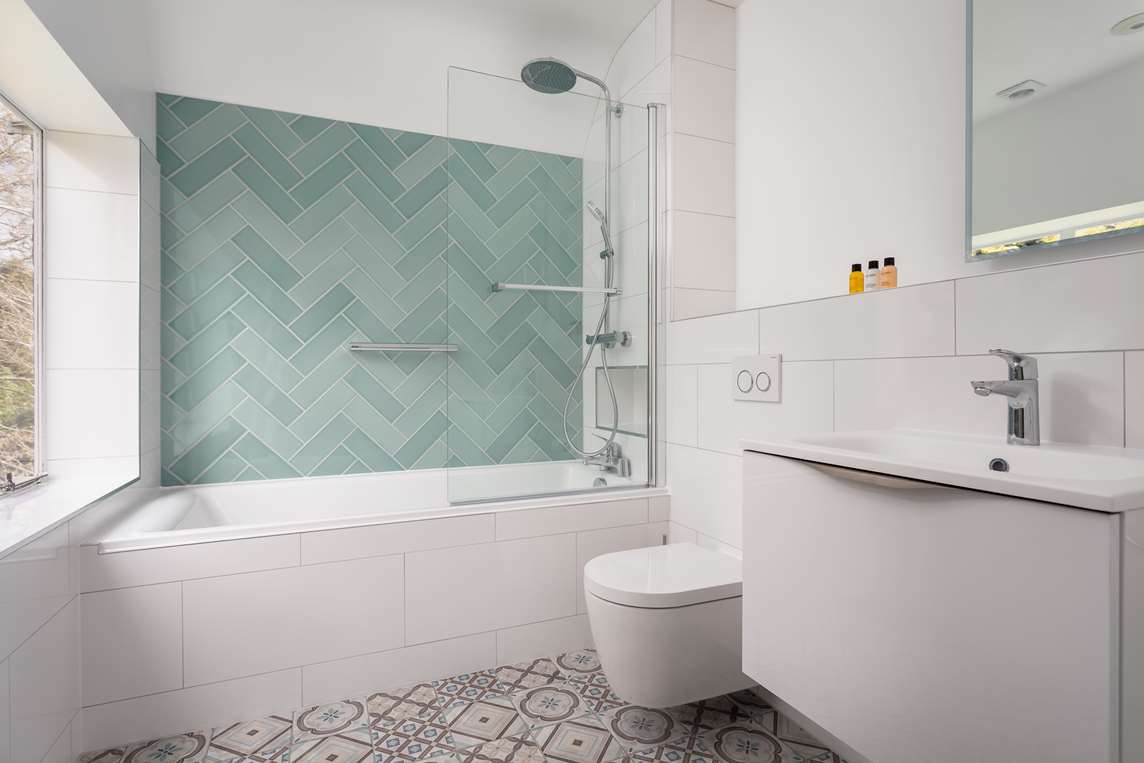 Master bedroom's en suite, first floor Master bedroom's en suite, first floor