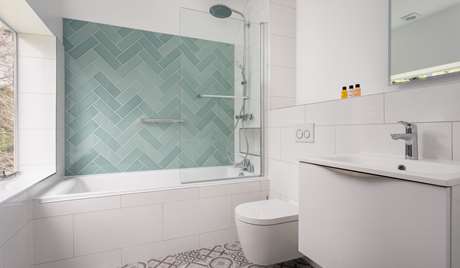 Master bedroom's en suite, first floor Master bedroom's en suite, first floor