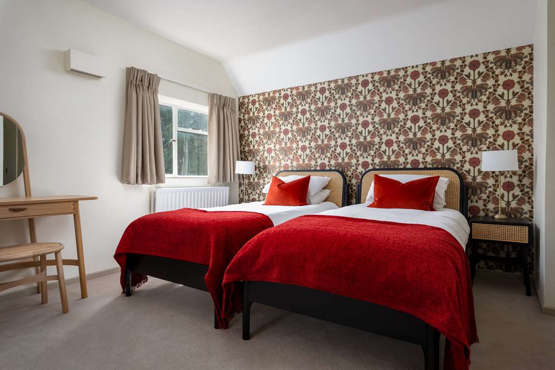 Twin bedroom with en suite, first floor Twin bedroom with en suite, first floor