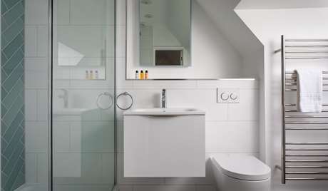 Twin bedroom's en suite, first floor Twin bedroom's en suite, first floor