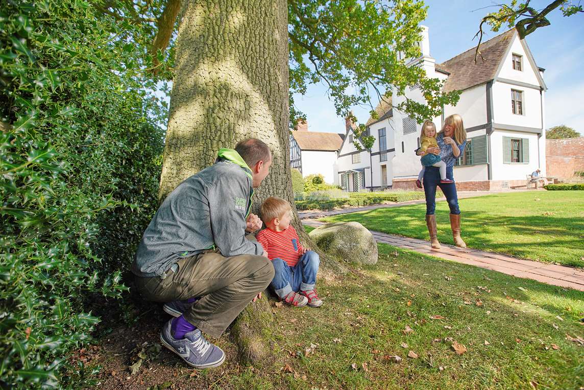 Image: family explores Boscobel's gardens