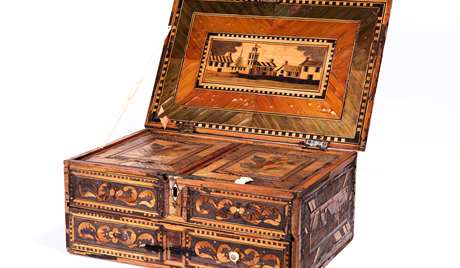 Box with straw-work decoration made by a prisoner Box with straw-work decoration made by a prisoner