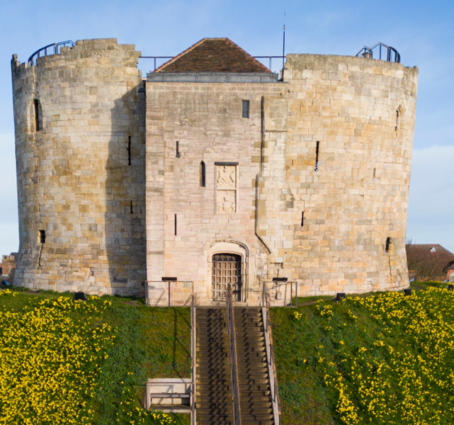 Tháp Clifford, York | English Heritage - Bạn muốn tìm hiểu về một trong những điểm nhấn lịch sử tại York, Vương quốc Anh? Tháp Clifford là một trong những tòa tháp lâu đời nhất ở nơi đây, nơi từng là nơi cư trú của các vị quý tộc và quản trị viên. Với kiến trúc vô cùng độc đáo và tinh tế, Tháp Clifford là điểm đến lý tưởng để tìm hiểu về lịch sử và nghệ thuật kiến trúc độc đáo của nơi này.