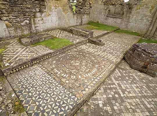 El suelo de baldosas en el crucero sur.  Toda la iglesia parece haber sido repavimentada con azulejos en el siglo XIII.