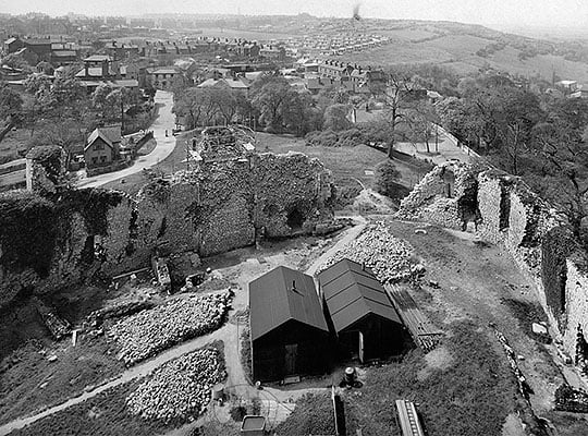 Excavations taking place in the inner bailey in 1951, seen from the top of the keep Excavations taking place in the inner bailey in 1951, seen from the top of the keep