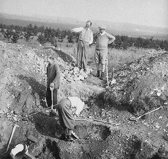 A team of excavators at Grime’s Graves in the 1930s, with Leslie Armstrong in the foreground (centre) A team of excavators at Grime’s Graves in the 1930s, with Leslie Armstrong in the foreground (centre)