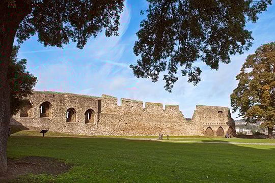 Remains of the crenellated curtain wall on the western side of the bailey at Rochester Castle Remains of the crenellated curtain wall on the western side of the bailey at Rochester Castle