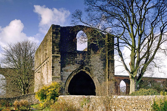 View of the gatehouse on The Sands Lane with the Whalley railway viaduct beyond