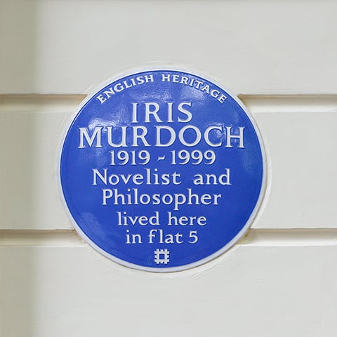 A close up of the blue plaque dedicated to Iris Murdoch