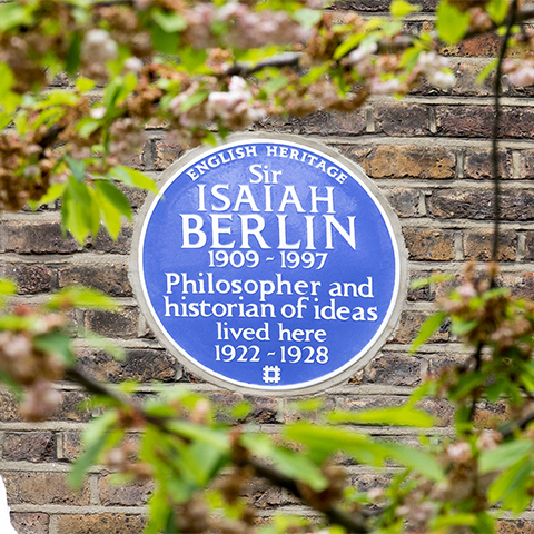A close of the blue plaque dedicated to Sir Isaiah Berlin 